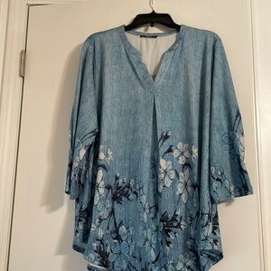 Women’s Gaharu Light Blue Flowered Tunic, Size XXL